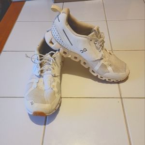 ON Cloud White Activewear RUNNING Shoes. Size Women's 8